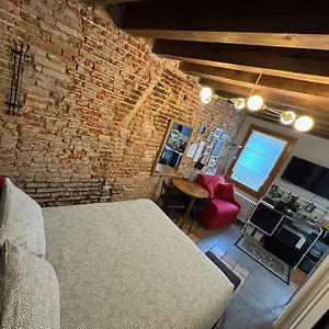 https://storico-alloggio-fronte-piazza-in-borgo-portello.hotelinveneto.com